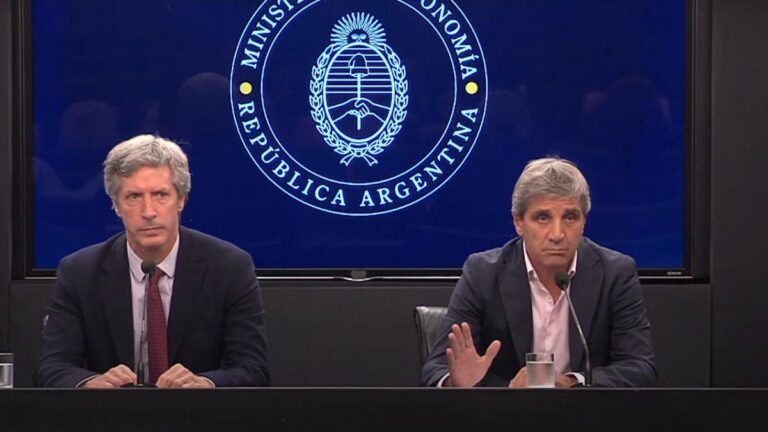 El gobierno blanqueó que vende dólares y se catapultó el riesgo país