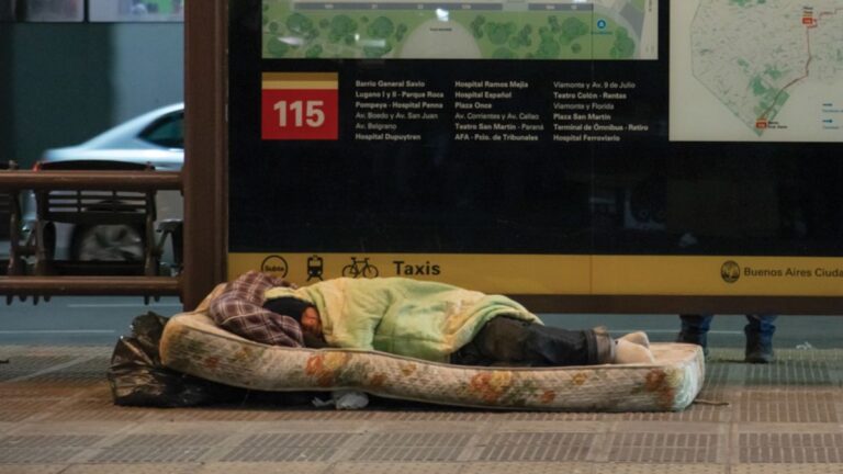 Ciudad: hay 12 mil personas sin techo y el 40% quedó en la calle en el último año