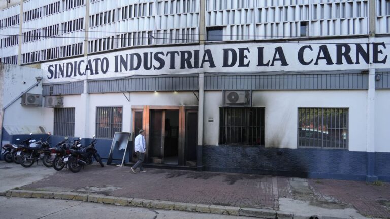Piden condenas por atentar con tiros y bombas contra frigoríficos de la región y el Sindicato de la Carne