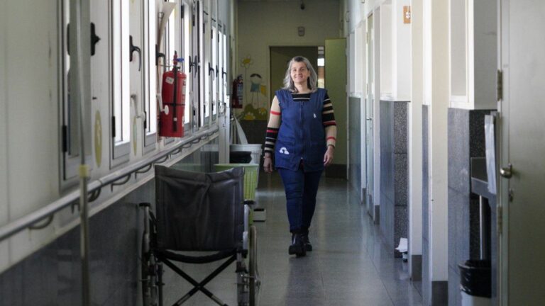 Educar a como dé lugar: en hospitales, cárceles y hasta en la casa de los alumnos