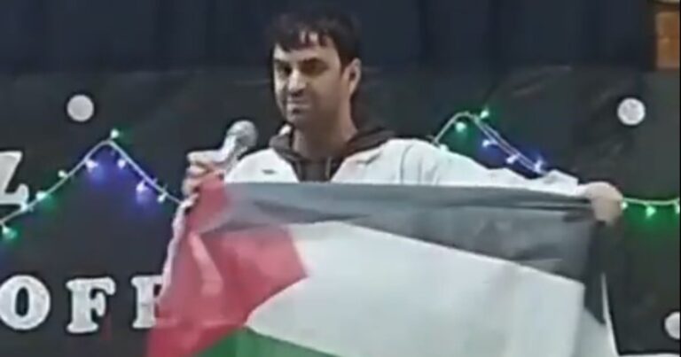 Un docente de primaria habló de Gaza, sacó una bandera palestina en una escuela y podría ser sancionado por el Gobierno porteño