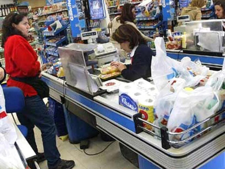 Popular cadena de supermercados busca empleados con pocos requisitos: puestos disponibles y cómo postularse