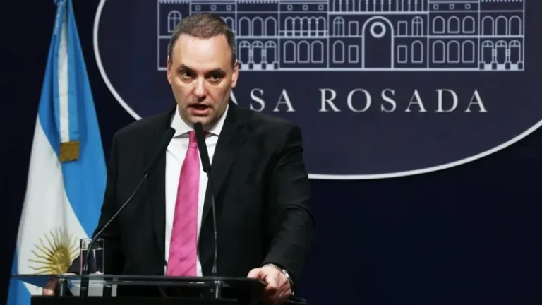 Manuel Adorni descartó veracidad de audios sobre coimas que implican a Karina Milei