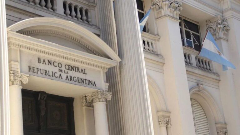 El BCRA comenzó a «quemar dólares» y los bonos se derrumbaron