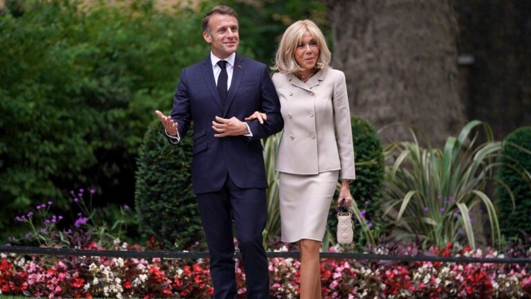 Macron presentará «pruebas científicas» para demostrar que su esposa es mujer