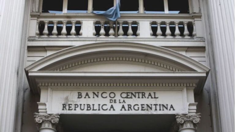 El BCRA vendió u$s678 millones para frenar al dólar