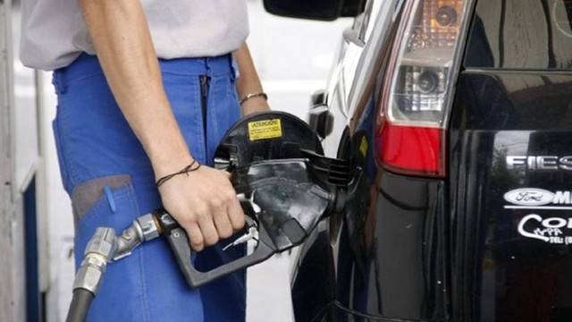 Estaciones de servicio: cuánto cobrará un playero por septiembre mientras negocian aumentos
