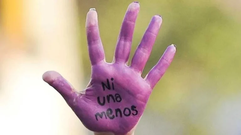 Golpeó y quiso ahorcar a una joven que hacía running en un puente sobre la autopista