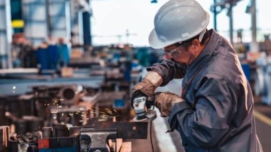 La industria no levanta cabeza: volvió a caer en agosto y se dilata la recuperación, según la UIA