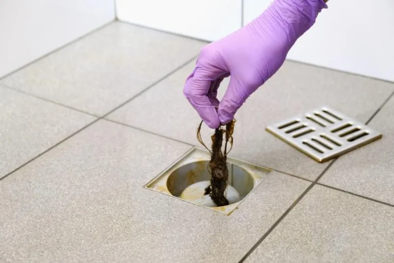 Cómo limpiar el resumidero del baño en minutos y eliminar el mal olor con un truco casero