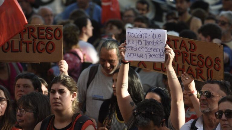 Lo docentes de la UNR adhieren al paro nacional de este martes