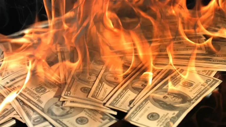 Verde en llamas: a días de las elecciones, el dólar vuelve a superar los $1.500 y crece la tensión en el mercado