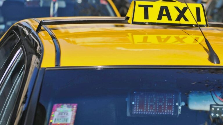 Taxistas reclamaron en el Concejo una actualización de la tarifa y medidas contra las apps ilegales