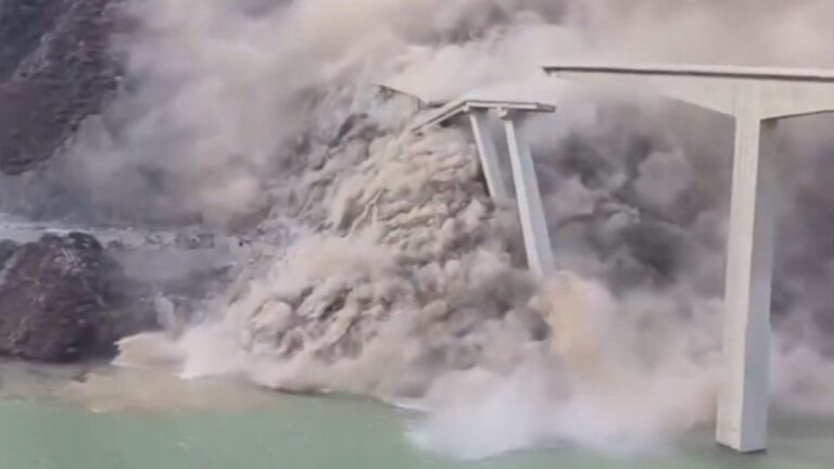Se desplomó un puente en China a pocos meses de su inauguración