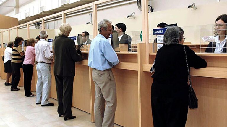 El gobierno oficializó el último aumento del año para las jubilaciones: así quedó el haber mínimo