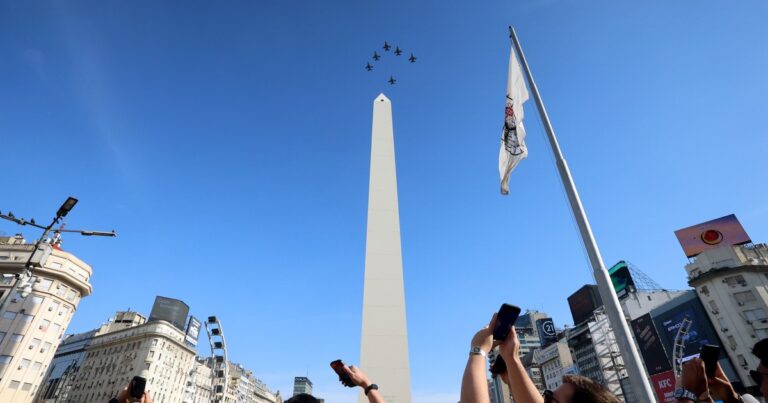 Así fue el vuelo de los aviones de combate F-16 en Buenos Aires y Córdoba: siete minutos de sobrevuelo y rugido a 700 km/h