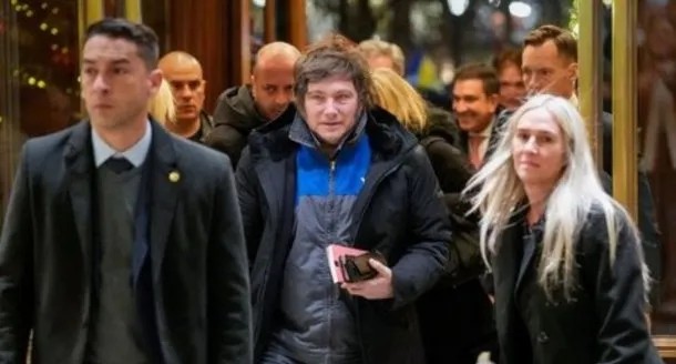 Milei llegó a Oslo con el mameluco y la campera de YPF
