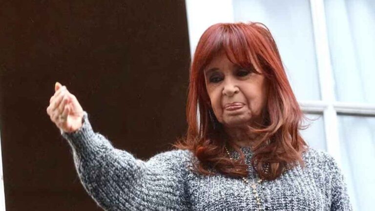 Cristina Kirchner presentó una leve complicación intestinal y seguirá internada