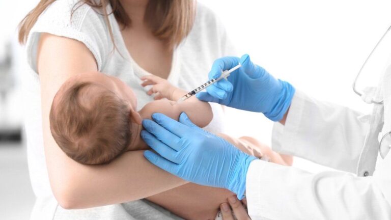 Córdoba impondrá multas o cárcel a los padres antivacunas: qué pasa en Santa Fe