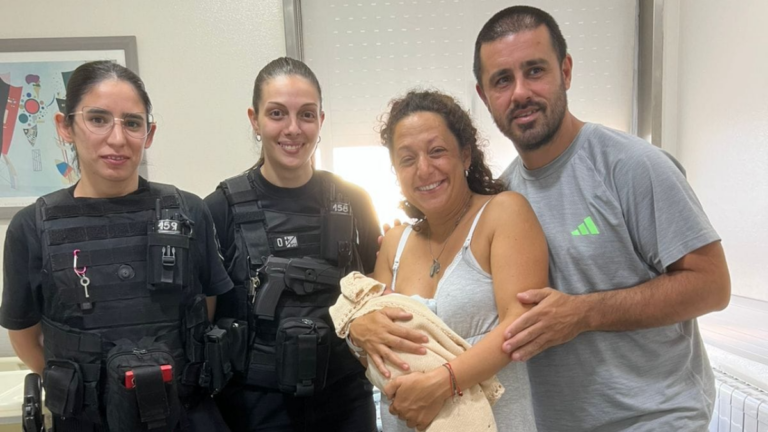 Policías asistieron a una mujer que tuvo a su bebé dentro un auto en Pellegrini y Gutenberg