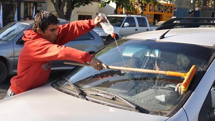 Mano dura en Córdoba: prohíben trapitos y limpiavidrios
