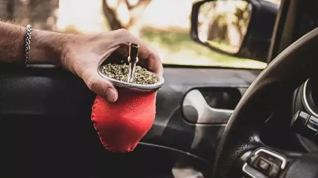 Está prohibido tomar mate mientras se maneja?