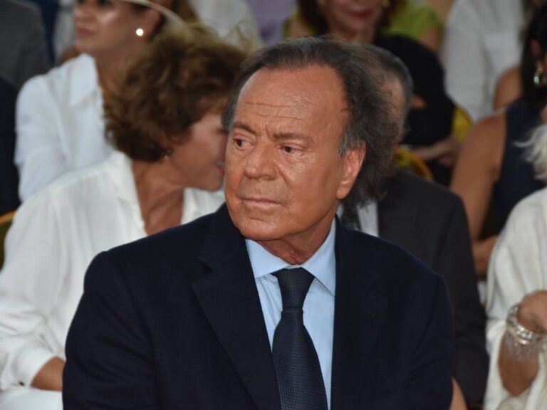 Julio Iglesias en la mira: ex empleadas lo acusan por agresiones sexuales, acoso y abuso de poder
