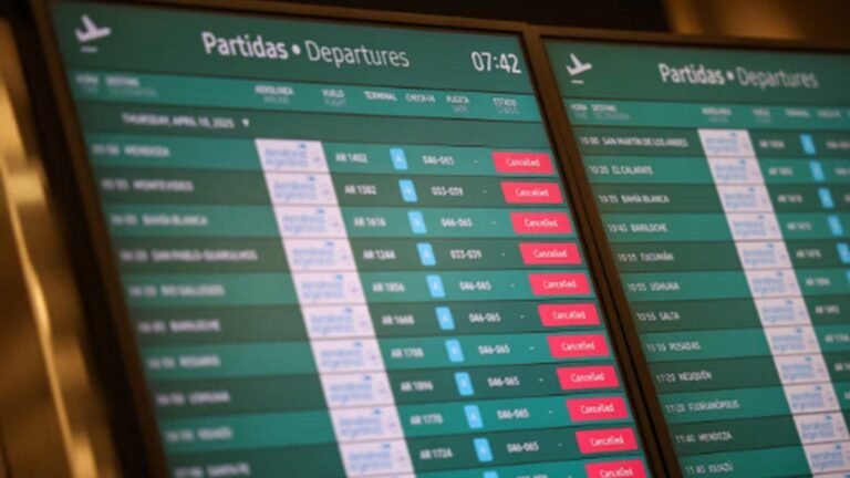 Paro de controladores aéreos: el Gobierno extendió la conciliación obligatoria en plena temporada