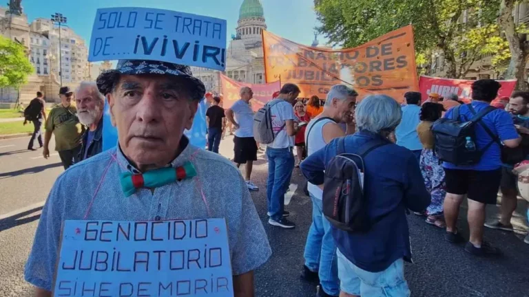 Brutal represión a jubilados y discapacitados que se manifestaban en el Congreso contra el ajuste libertario