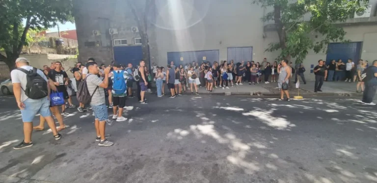 Estalla el conflicto en la fábrica de Cocot y Dufour por despidos y deudas salariales