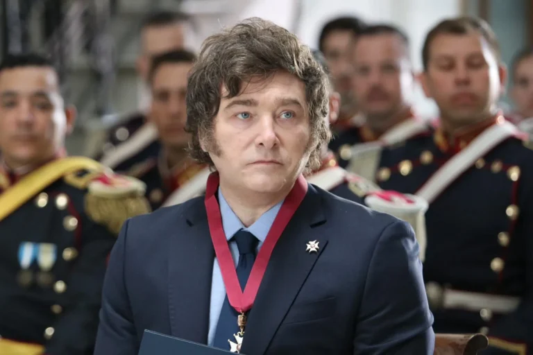 Milei llega a San Lorenzo para entregar el sable corvo de San Martín a los Granaderos a Caballo