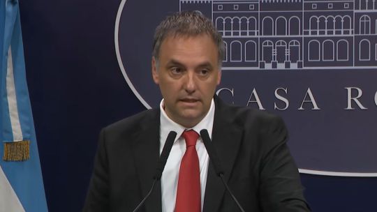 El Gobierno delegó a Manuel Adorni la facultad de suscribir un acuerdo para el traspaso de la Justicia Laboral a CABA