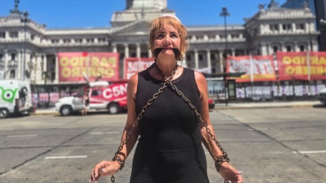 Video: Nancy Pazos se encadenó y amordazó frente al Congreso en contra de la reforma laboral