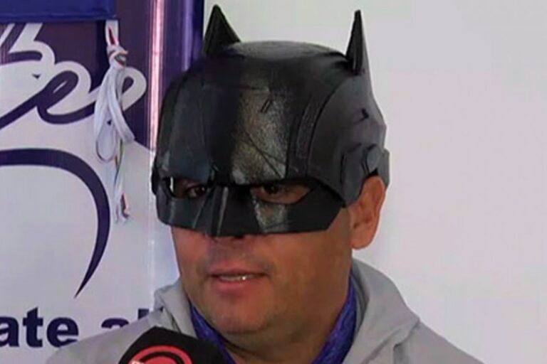 Bronca de los libertarios con el Batman entrerriano porque fue a ver a Lali y lo putearon a Milei