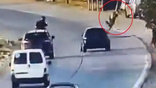 Declaró la policía que atropelló a un ladrón en Bernal: «No frené por miedo a que me roben o linchen»