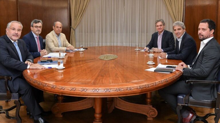La UIA llevó a Luis Caputo un plan para reactivar la economía: qué dice la propuesta
