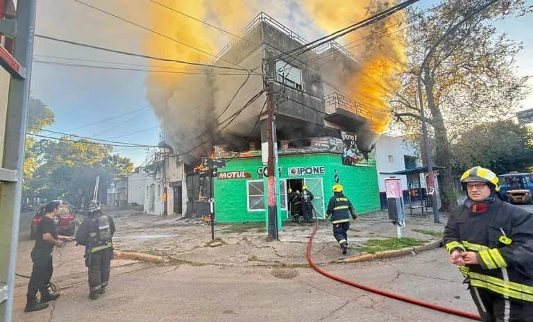 Incendio con explosiones y destrucción total en comercio de motos: la EPE sospecha que fue por una conexión ilegal al tendido eléctrico