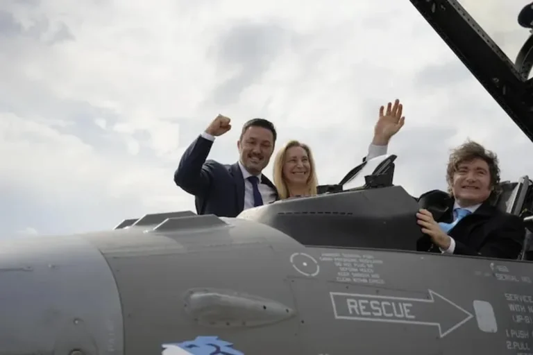 El Gobierno de Milei tendrá que pagar US$ 33 millones a Estados Unidos para capacitar a los pilotos de los aviones comprados a Dinamarca