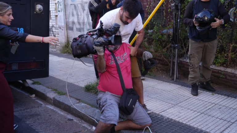 Ley de Glaciares: brutal agresión de la policía contra un camarógrafo de A24 que cubría una manifestación