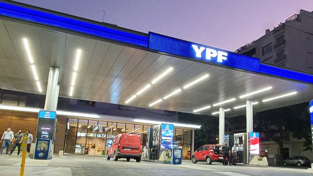 Qué pasará con los precios de los combustibles de YPF ante la crisis de Medio Oriente