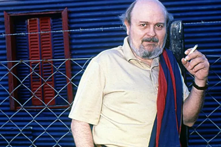 Reeditan A sus plantas rendido un león, la filosa sátira política de Osvaldo Soriano sobre la Guerra de Malvinas