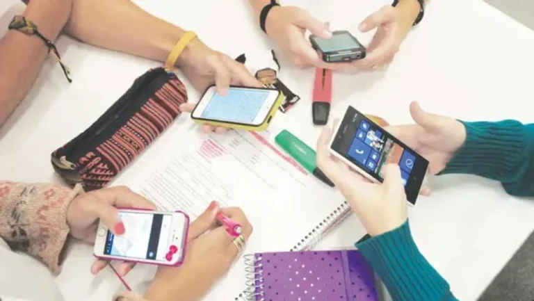 Santa Fe limita el uso de celulares en las escuelas para fortalecer el aprendizaje