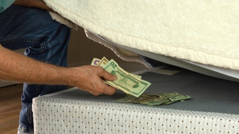 No lo hagas: los errores más grandes que podés cometer a la hora de guardar tus dólares