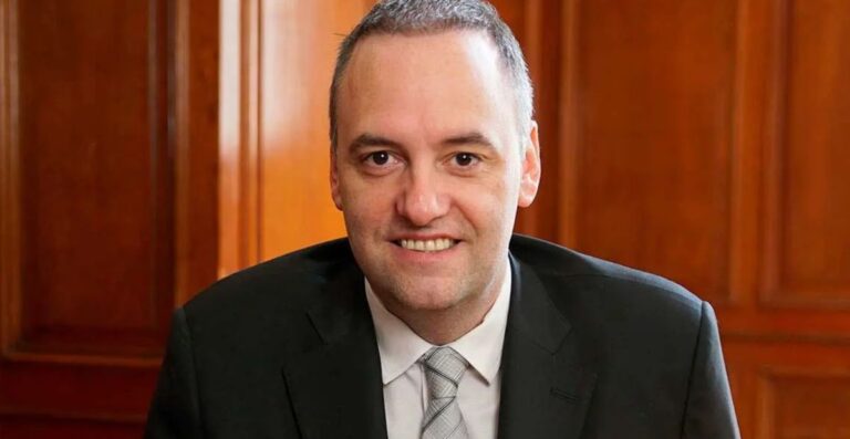 Problemas de casta. El deslome de Adorni y la interna libertaria