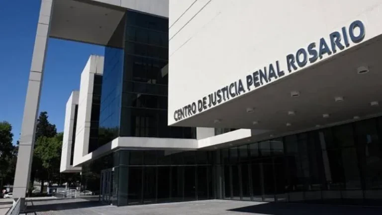 Imputan por homicidio agravado a un joven por el crimen de su padrastro en Rosario