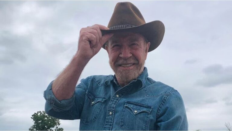 El último video de Chuck Norris fue hace una semana y en el día de su cumpleaños