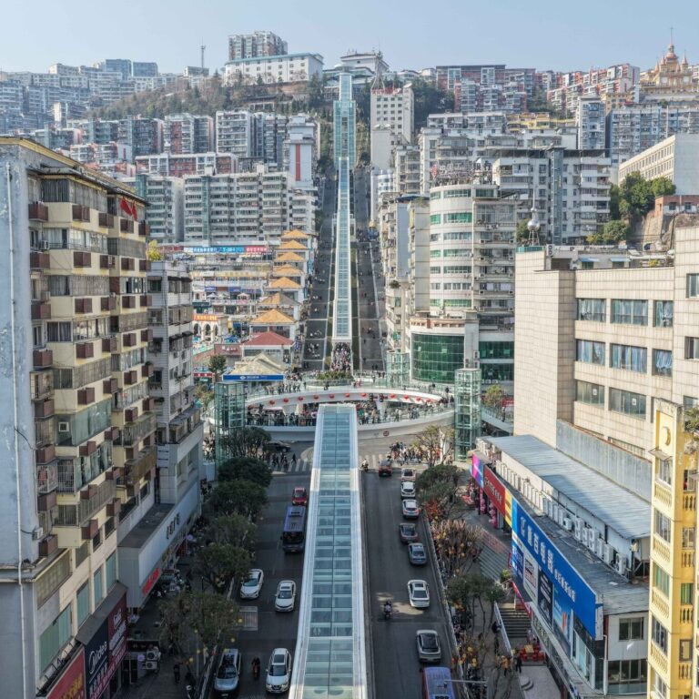 Inauguran la escalera mecánica más alta y larga del mundo: tiene nueve cuadras y ahorra 40 minutos de caminata