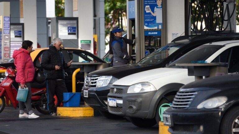 Surtidores sin techo: la nafta súper llegó a los 2.000 pesos en las YPF de Rosario