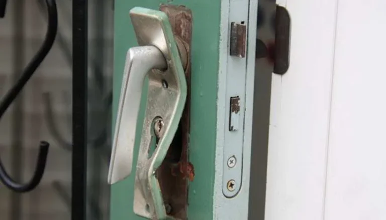 Escruche a dos cuadras de la Comisaría 17: se robaron electrodomésticos de una vivienda