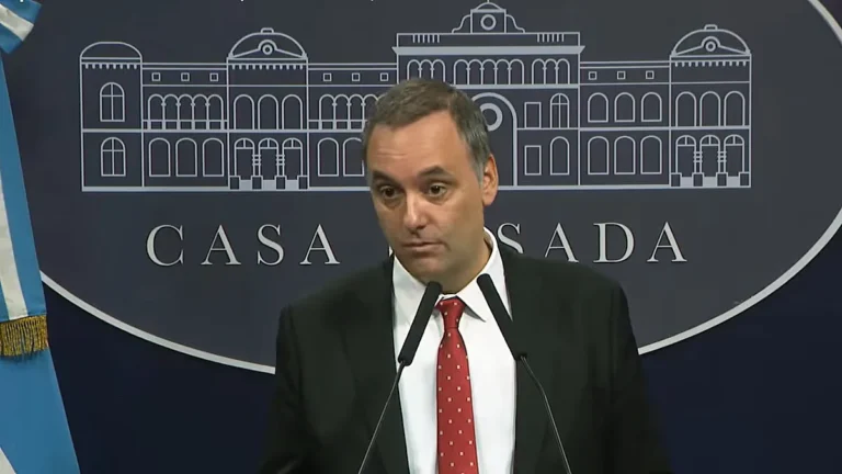 Imputaron a Adorni por presunto enriquecimiento ilícito